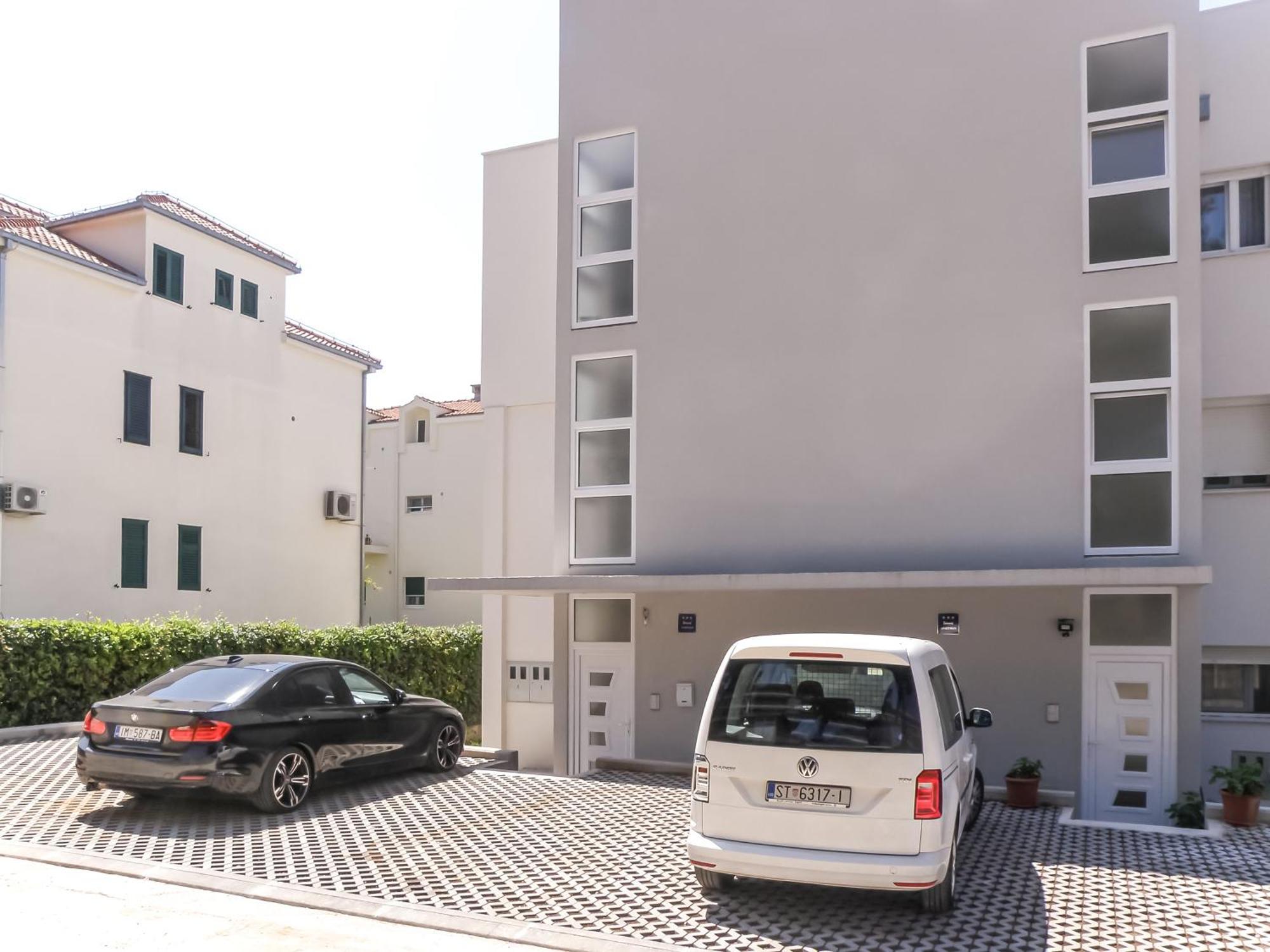 Apartment With Terrace And Free Parking - Beach Nearby Сплит Екстериор снимка